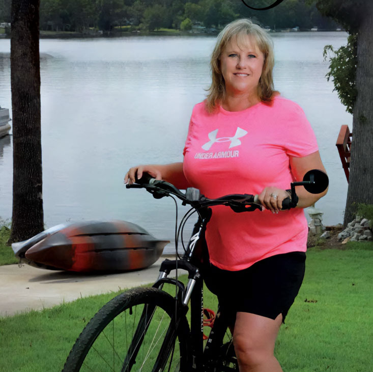 Photo of double hip replacement patient Shoandra Fagg in front of a lake.